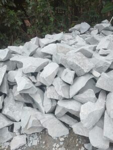 harga batu belah per kubik dan per truk